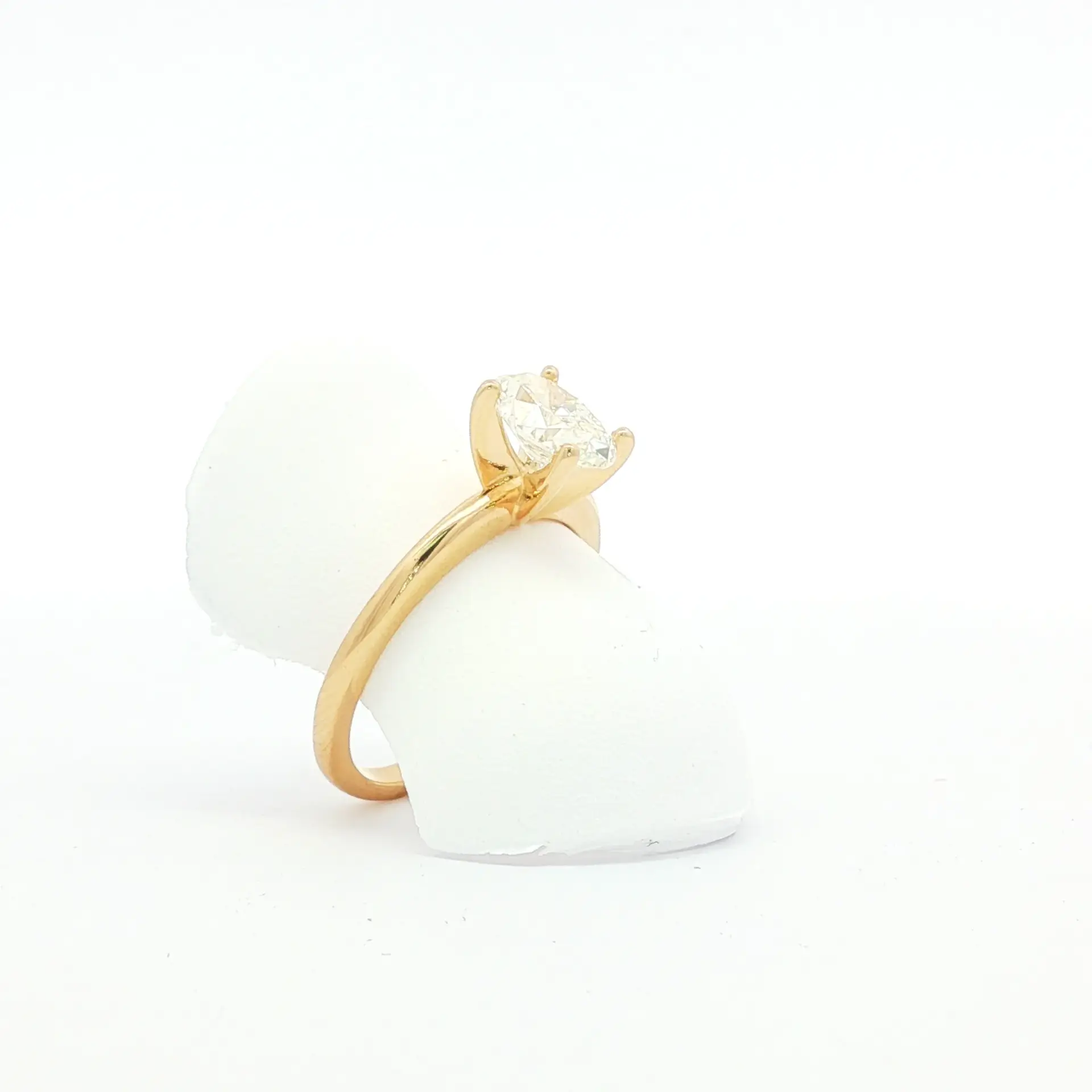14k yellow gold oval solitaire engagement ring, H, SI1