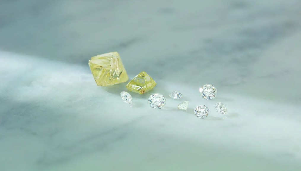 Rough yellow diamond white round brilliant diamonds